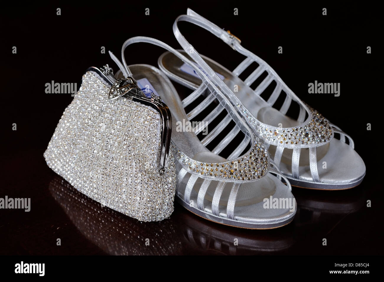 Bräute Silber Schuhe und glänzende Handtasche Stockfoto