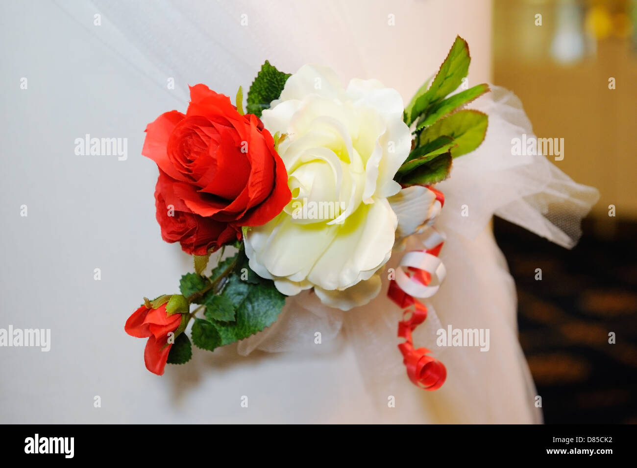 Rote und weiße Blüten schmücken die Kirche am Tag der Hochzeit Stockfoto