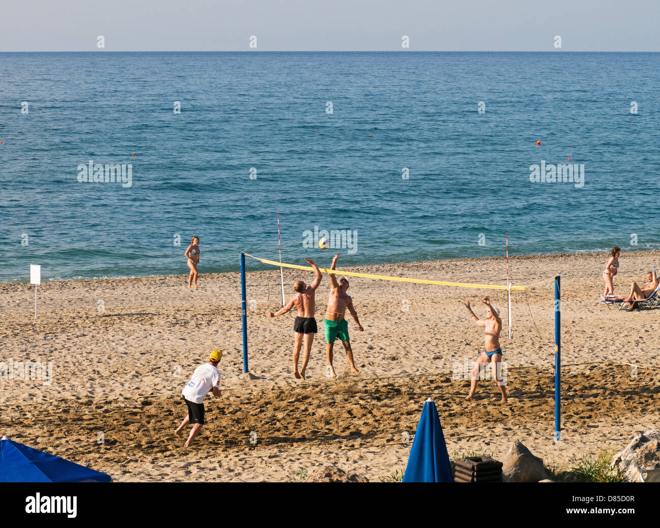 Männer spielen beach-Volleyball, Rethymna Beach, Crete Stockfoto