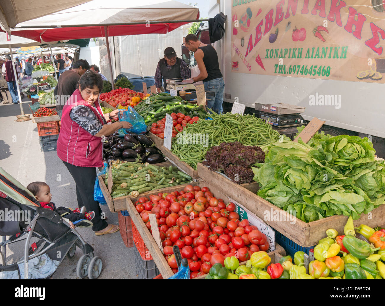 Mutter mit Kind kaufen Gemüse am Markt unter freiem Himmel Rethymnon Crete Stockfoto