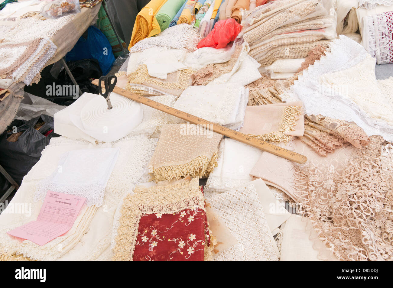 Schere und Regel am Marktstand verkaufen Tuch Rethymno öffnen Luftverkehrsmarkt, Crete Stockfoto