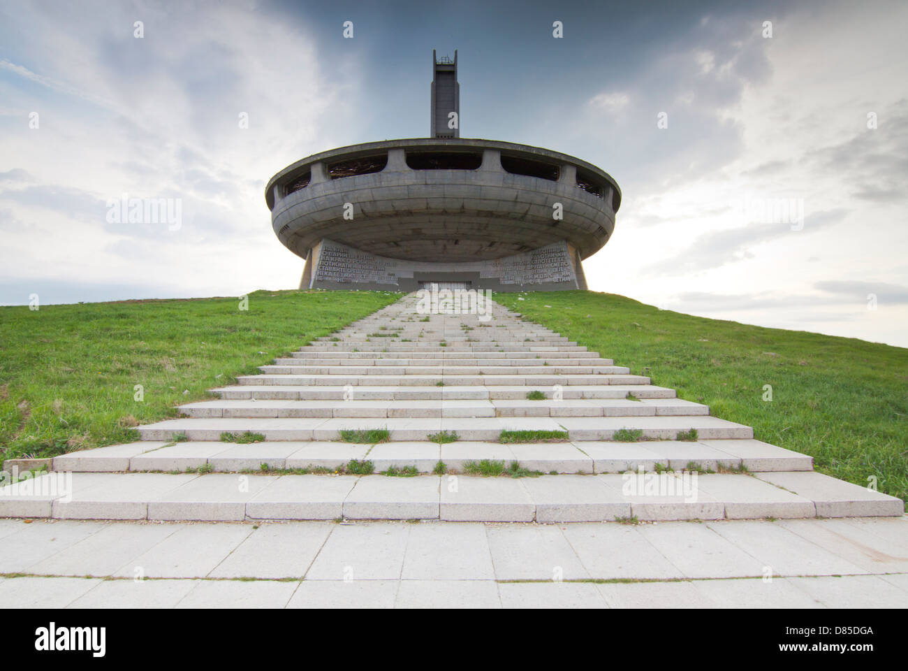 Dunkle Wolken über das Buzludzha Monument, auf einem Berggipfel in Zentralbulgarien während des kommunistischen Regimes Stockfoto