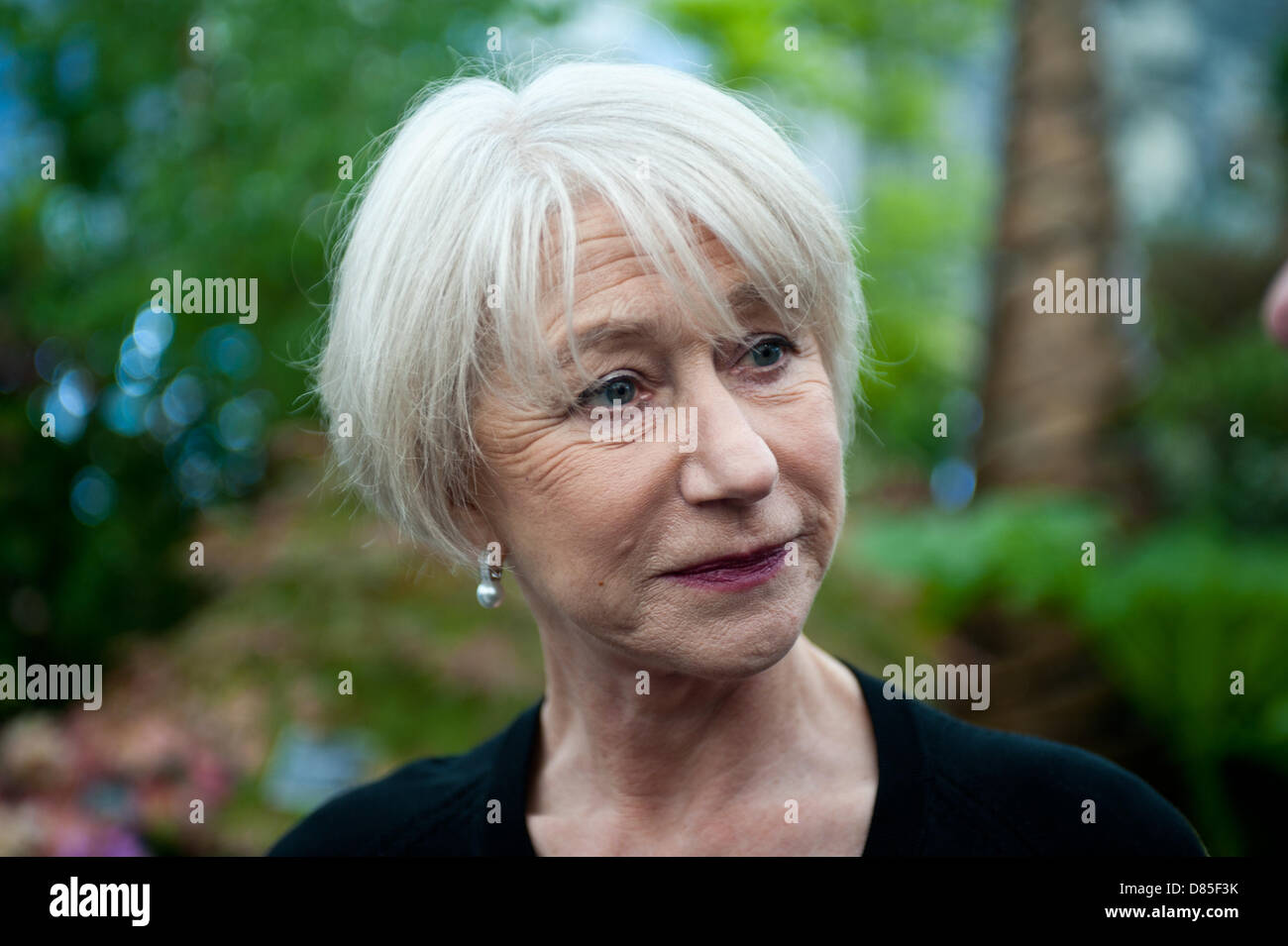 London, UK - 20. Mai 2013: Dame Helen Mirren besucht den Burncoose Stand, soll veranschaulichen, wie eine Garten-Ausstellung in den frühen Tagen der RHS Chelsea Flower Show Presse tagsüber RHS Chelsea Flower Show 2013 Edition gesehen haben würde. Bildnachweis: Piero Cruciatti/Alamy Live-Nachrichten Stockfoto