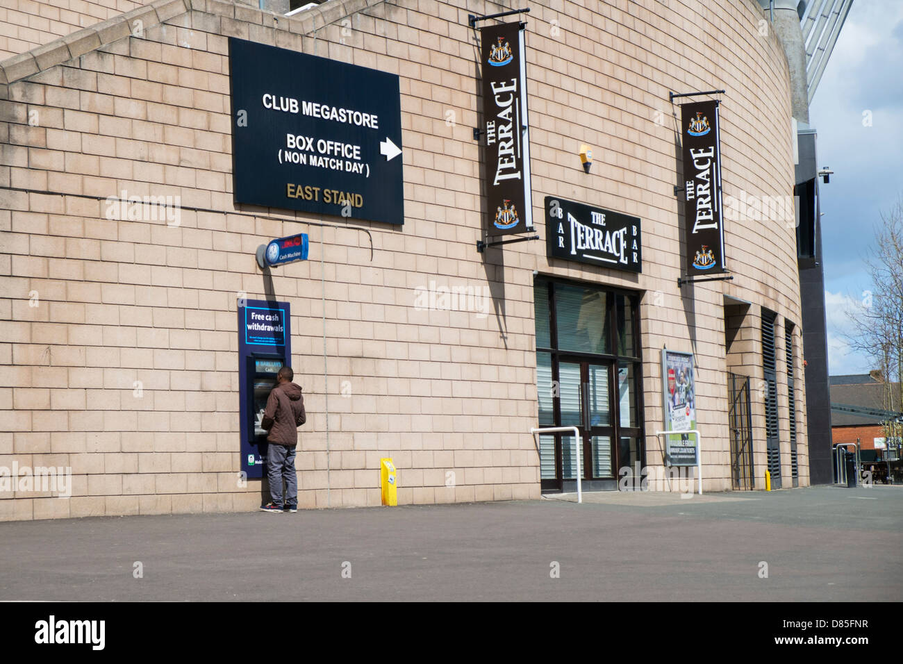 Ein Mann an einen Punkt Geldautomaten im St James Park Stadium. Stockfoto