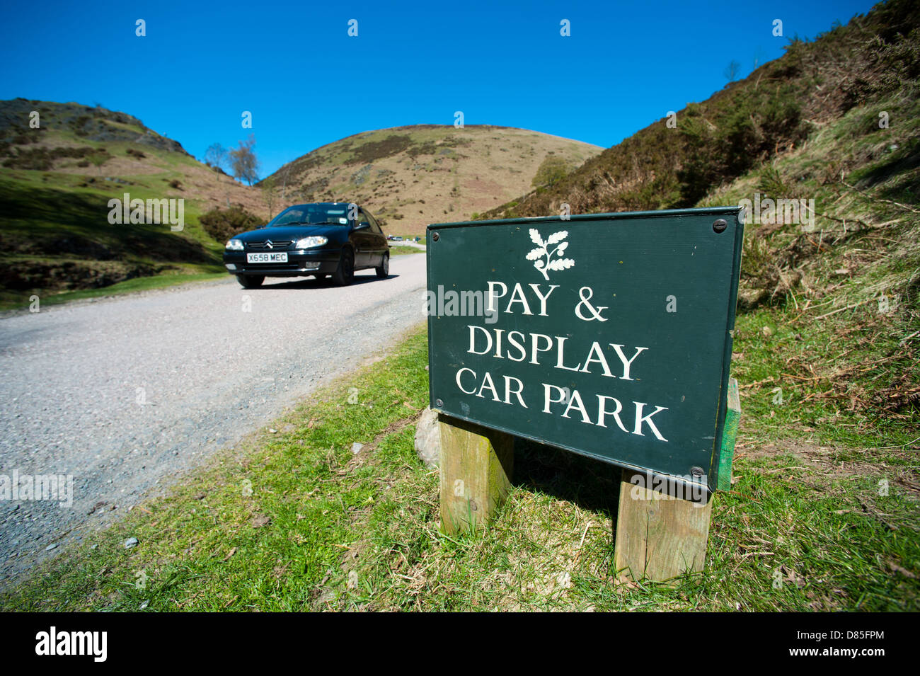 Zahlen und Parkplatz Zeichen in Carding Mill Valley, Shropshire, England anzeigen Stockfoto