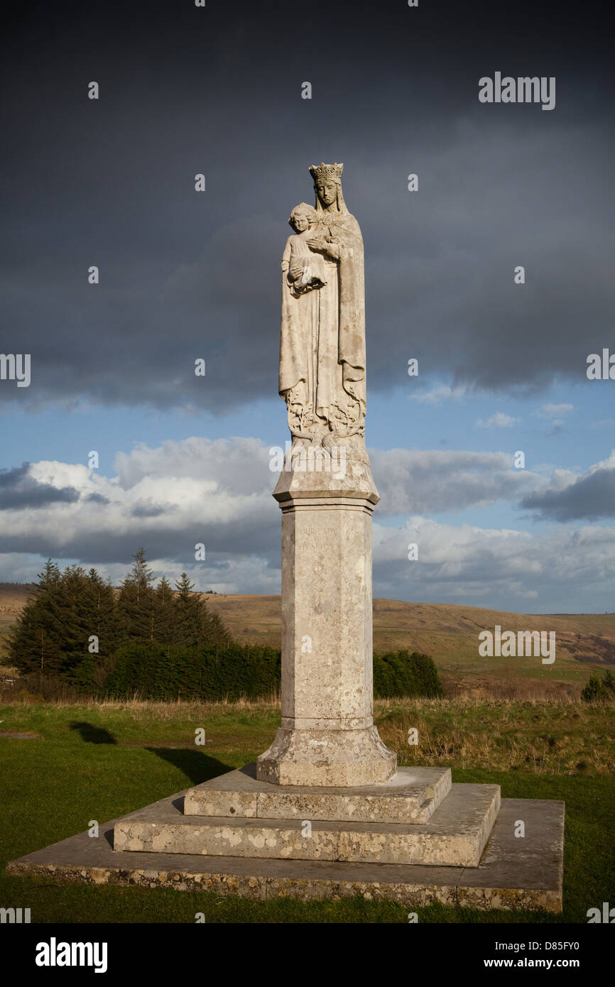 Statue der Jungfrau Maria und Christus im Rhondda Tal, Wales, Vereinigtes Königreich Stockfoto
