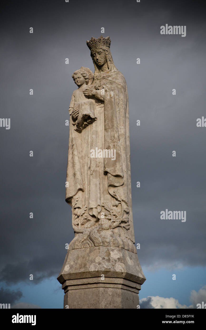 Statue der Jungfrau Maria und Christus im Rhondda Tal, Wales, Vereinigtes Königreich Stockfoto
