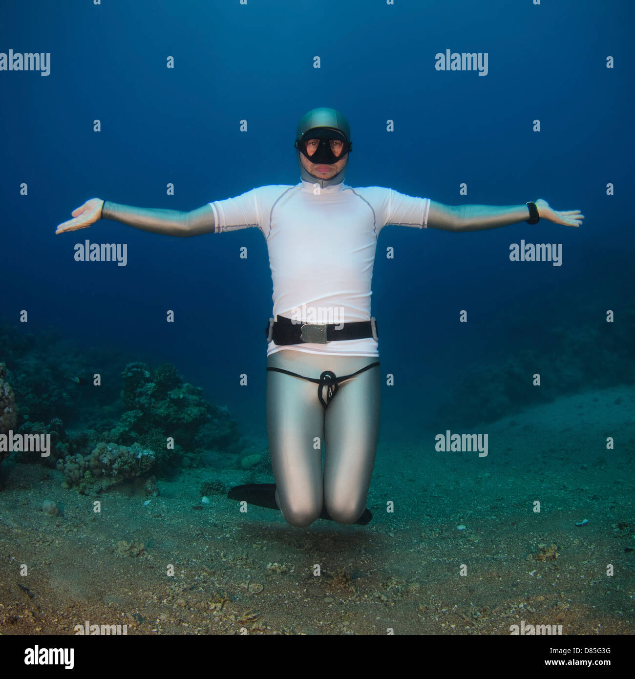 Freediver unter Wasser im Roten Meer. Fotografiert in Aqaba, Jordanien. Model-Release zur Verfügung. Stockfoto