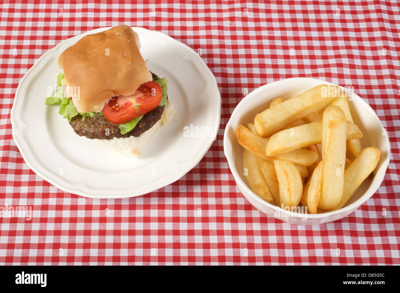 Handgemachte Beef-Burger und Pommes frites Stockfoto