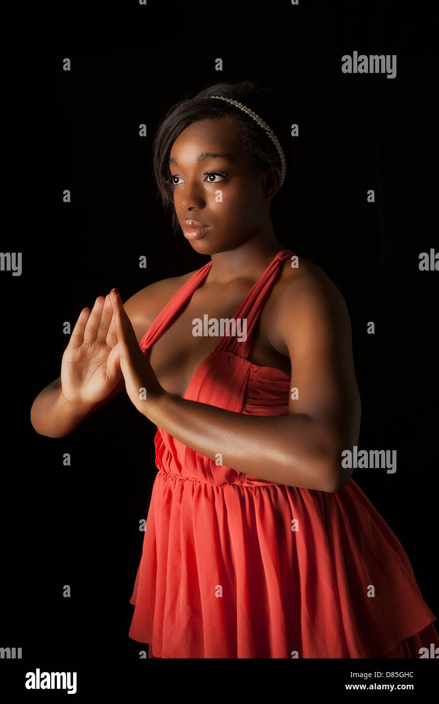 Ziemlich Afrikanische schwarze Hündin während eines Tanzes Verwandte Portfolio-Shooting Stockfoto