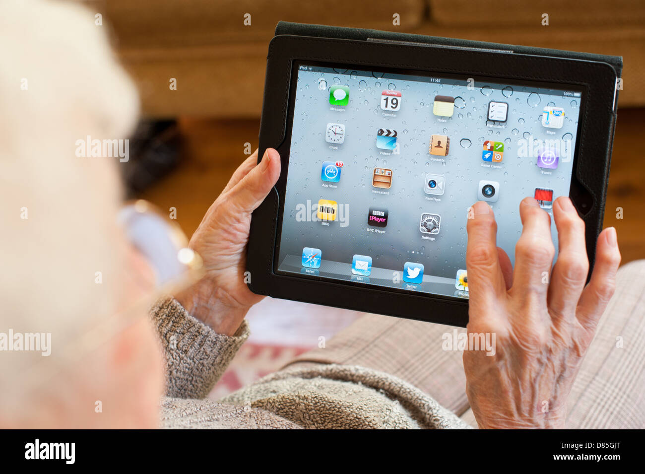 Eine ältere Frau mit einem iPad Stockfoto