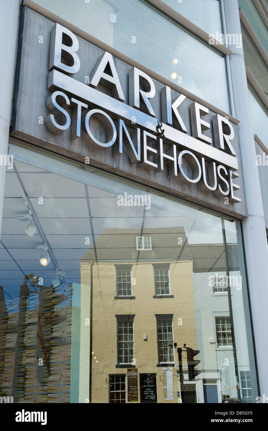 Barker & Stonehouse Möbelhaus mit einer Reflexion eines Hauses im Fenster. Stockfoto