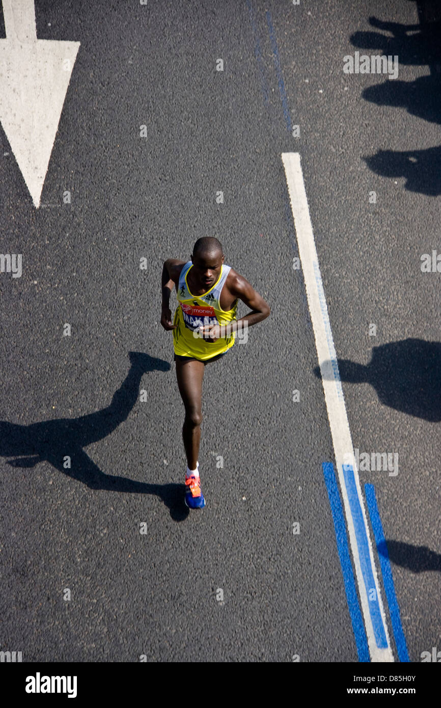Spitzensportler Patrick Makau eine 28-jährige kenianischen läuft 2013 London-Marathon. Er kam 11. in 2 Stunden 14 Minuten 10 Sekunden Stockfoto