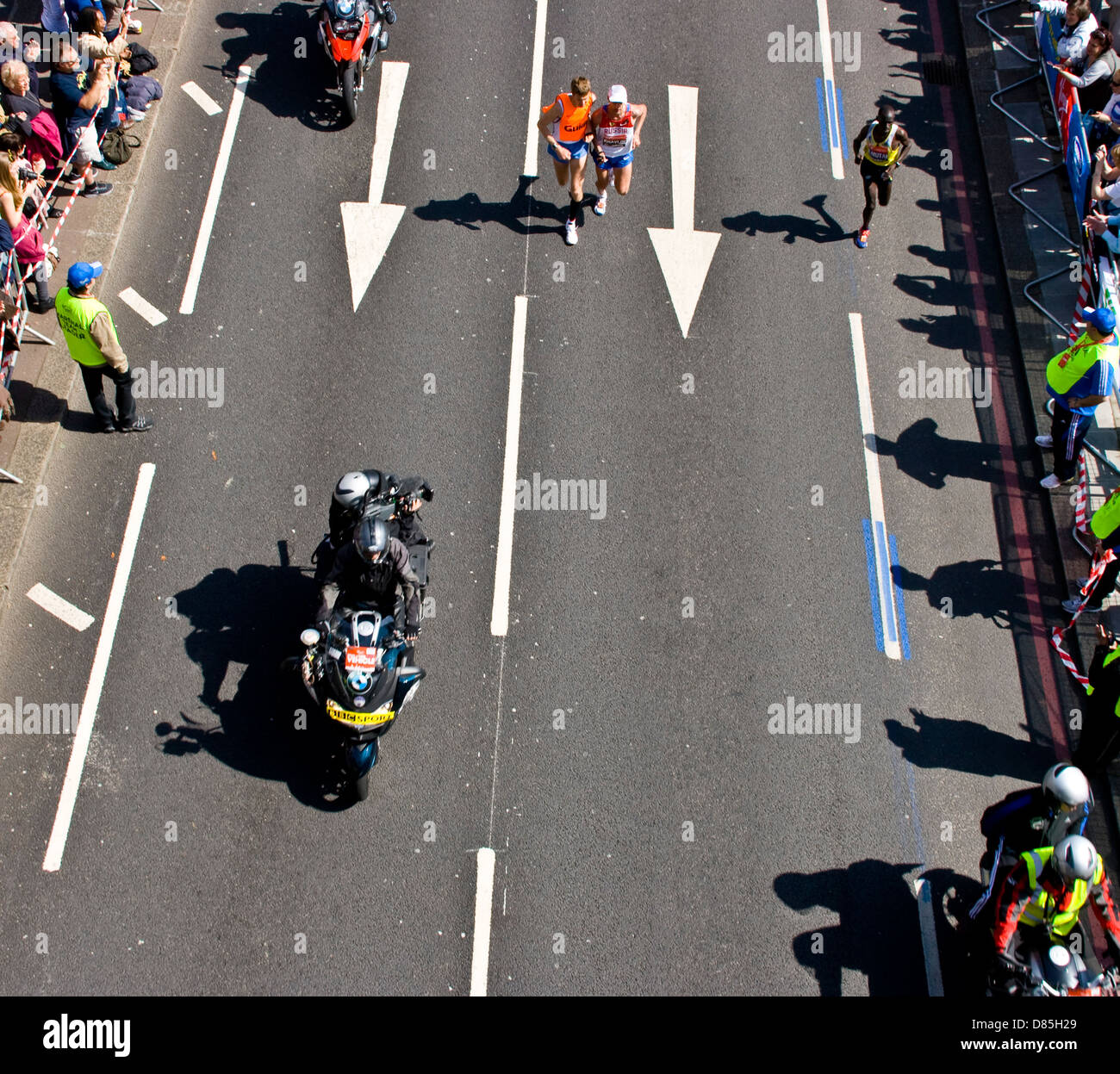 Blinden und sehbehinderten Läufer und sehenden Anleitung, Victoria Embankment 2013 London Marathon England Europa Stockfoto