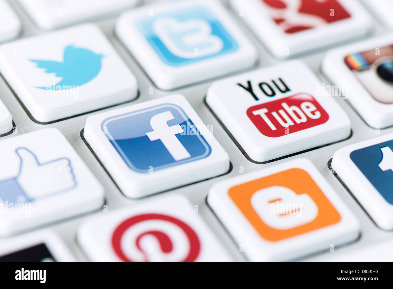Eine social-Media-Logo-Sammlung von bekannten social Network Marke platziert auf modernen Computer-Tastatur Stockfoto