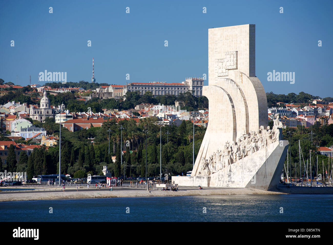 Denkmal der Entdeckungen von einem vorbeifahrenden Schiff in Belem Viertel in Lissabon Stockfoto