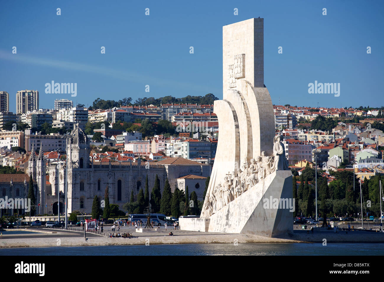 Denkmal der Entdeckungen von einem vorbeifahrenden Schiff in Belem Viertel in Lissabon Stockfoto
