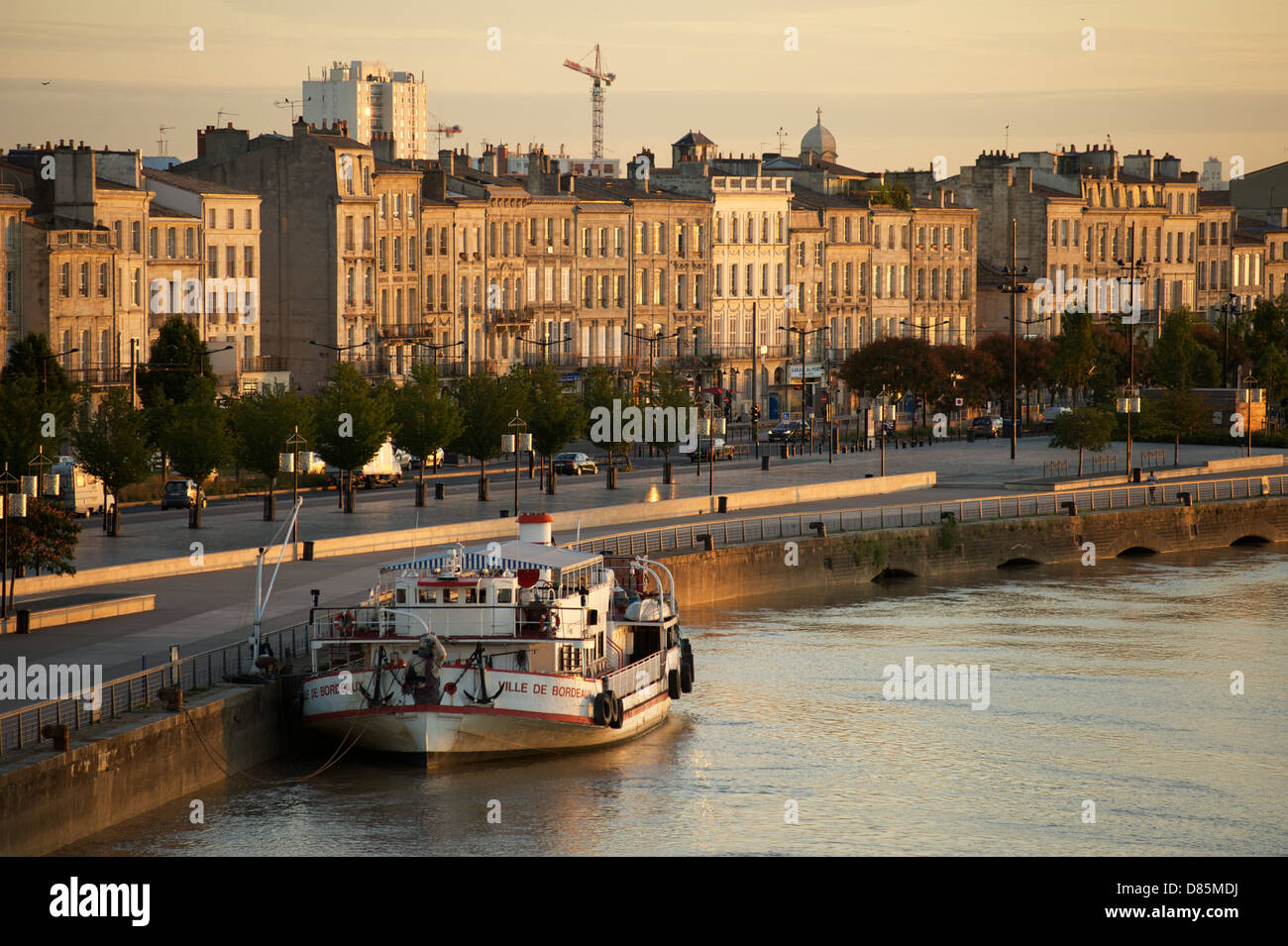 Ein Stadtbild von Bordeaux aus dem Fluss Gironde, im Morgengrauen Stockfoto