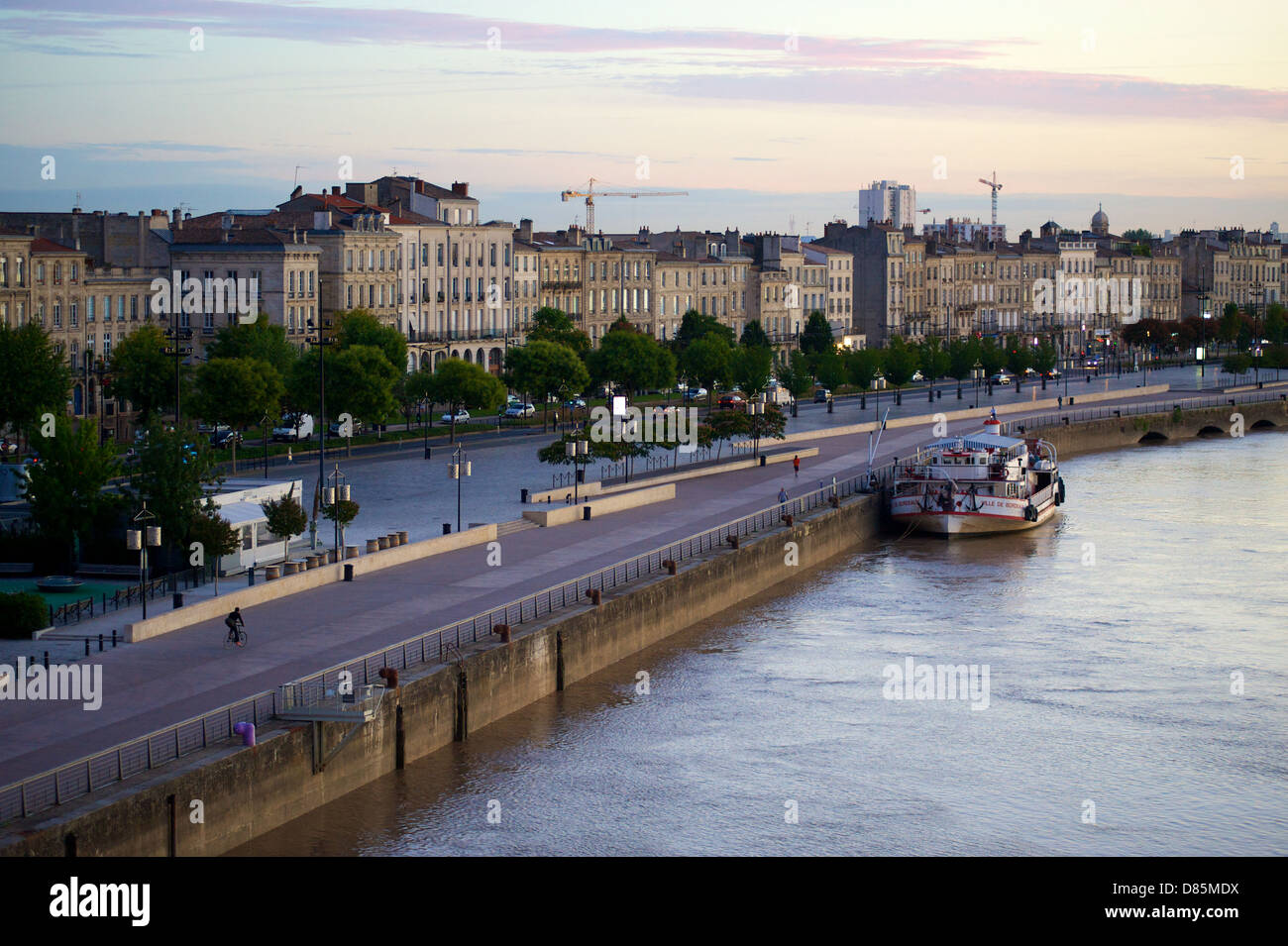 Ein Stadtbild von Bordeaux aus dem Fluss Gironde, im Morgengrauen Stockfoto