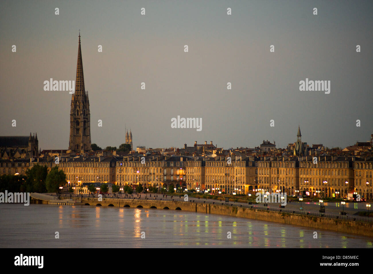 Ein Stadtbild von Bordeaux aus dem Fluss Gironde, im Morgengrauen Stockfoto