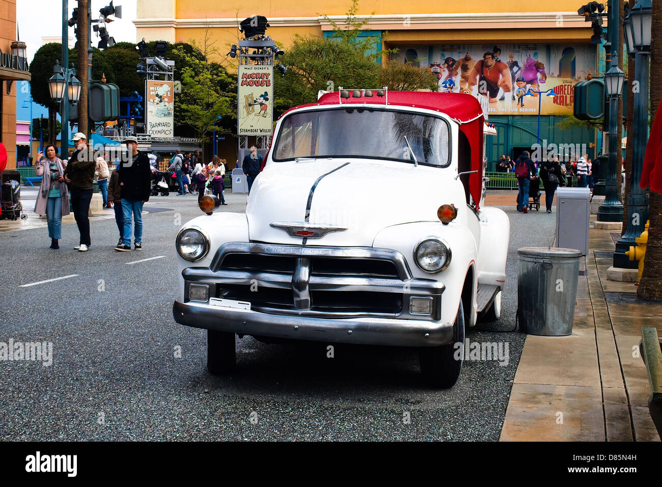 Altes Auto im Disneyland Park, Paris. Stockfoto