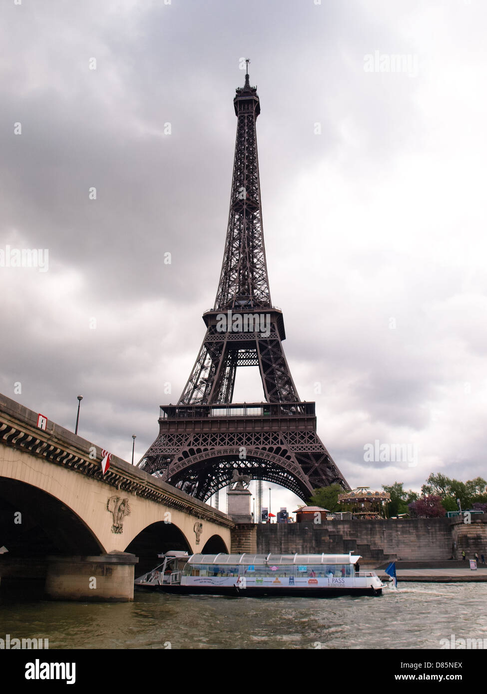 Eiffelturm, vom Seineufer, Paris. Stockfoto