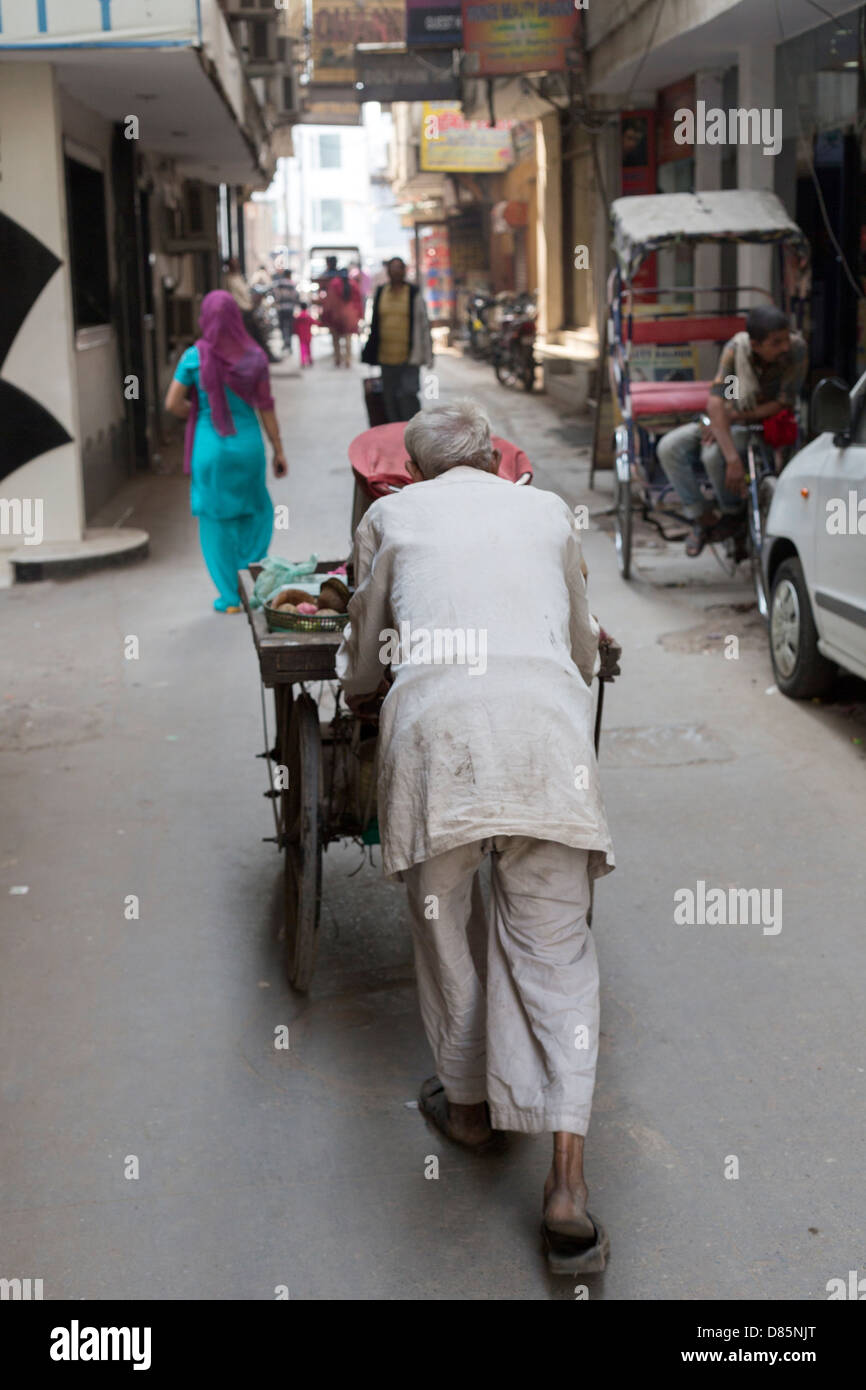 Indien, Neu-Delhi, Uttar Pradesh Straßenszene in der Nähe von New Delhi Railway Station Stockfoto