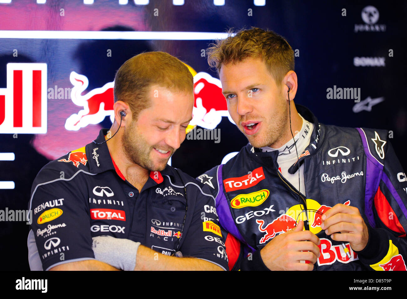 Sebastian Vettel (GER), Red Bull Racing RB9 und Mechaniker während den Spanisch Formel 1 Grand Prix Rennen 2013 Stockfoto