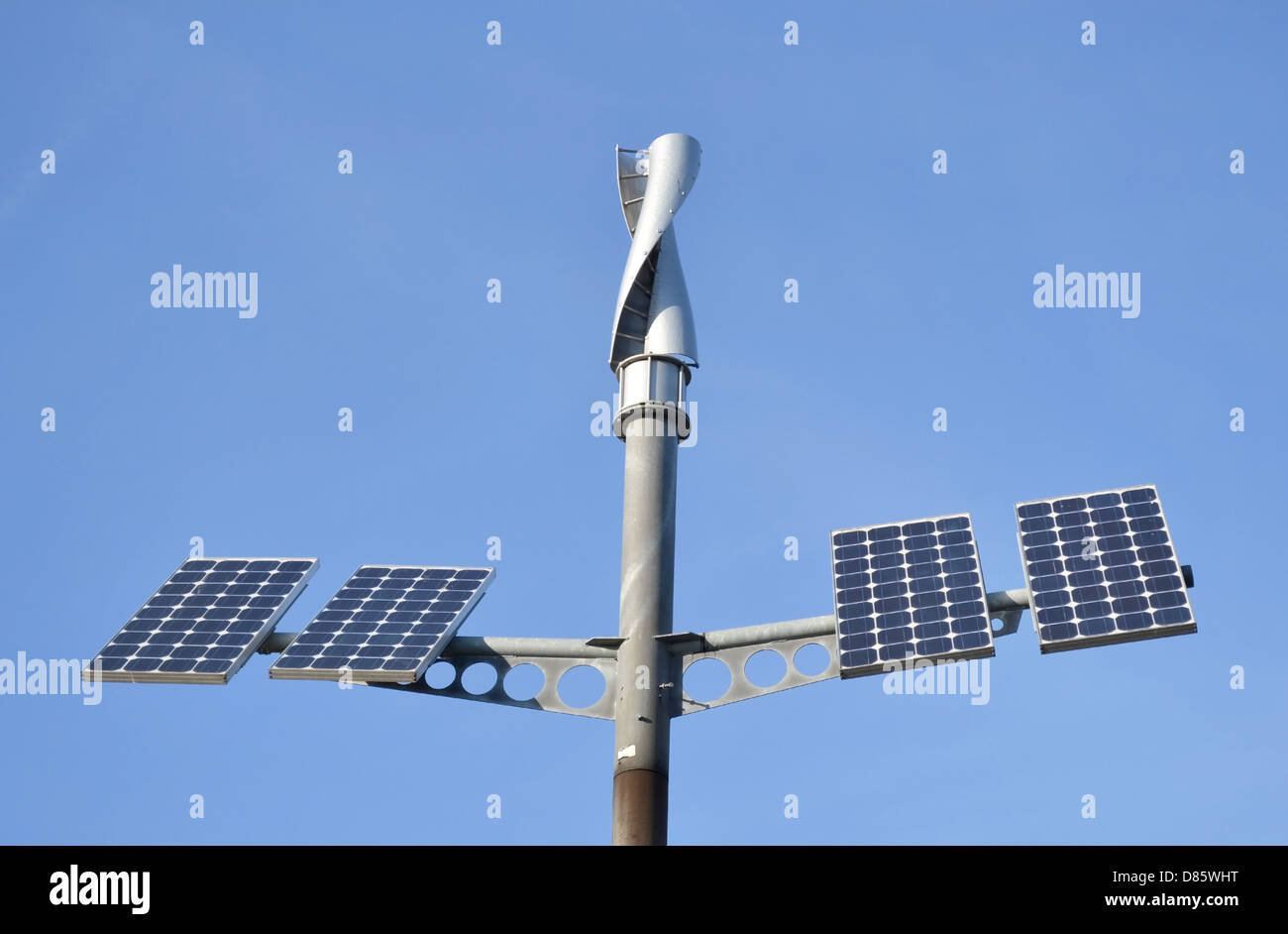 Niedrigen Winkel Ansicht des montierten Solaranlagen vor einem strahlend blauen Himmel. Stockfoto