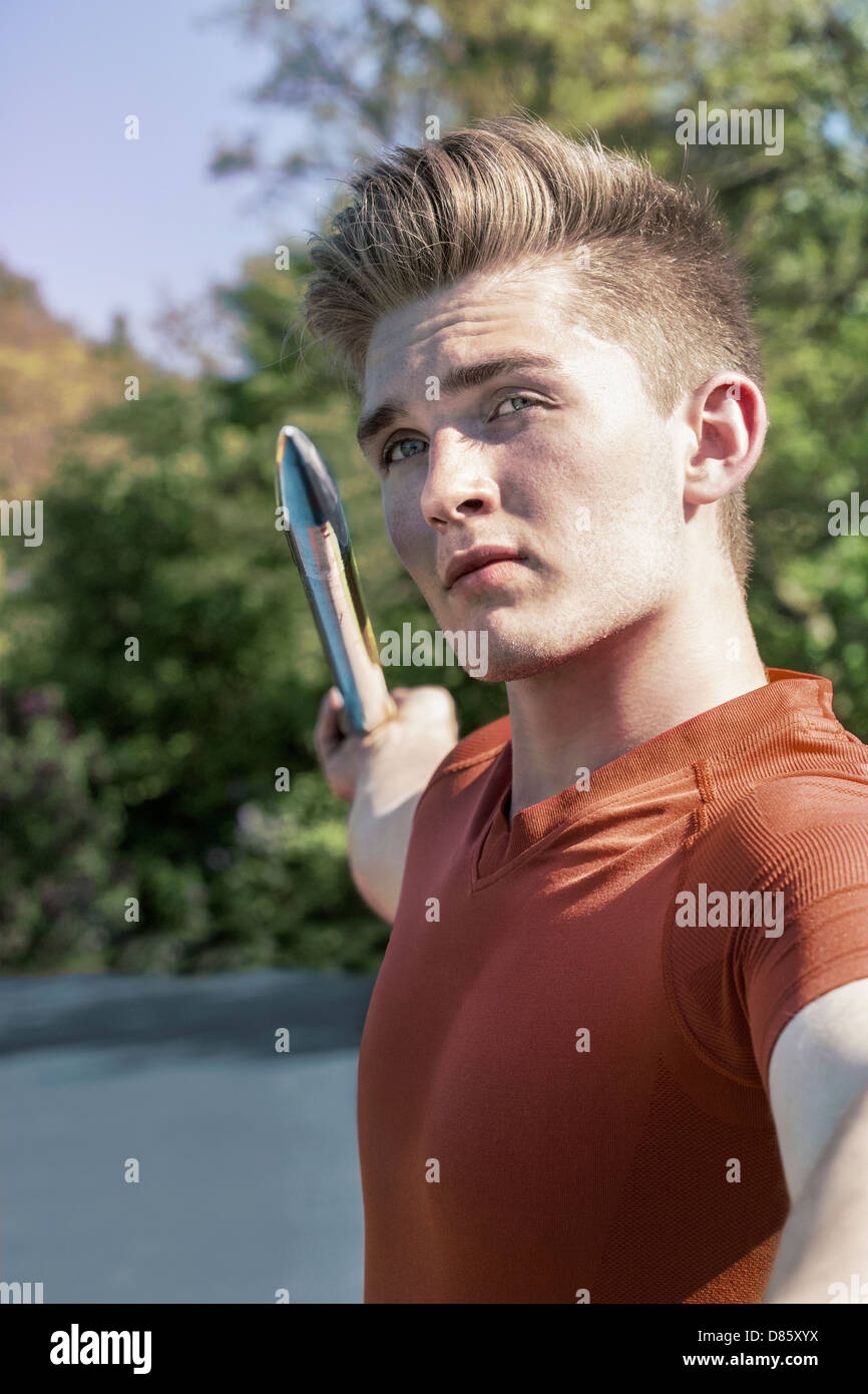 Attraktive junge Mann konzentriert sich auf seine metallische Speerwurf Stockfoto