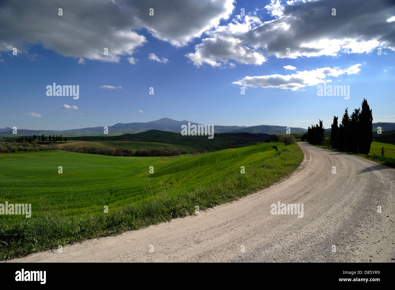 Italien, Toskana, Val d'Orcia, Landstraße und Mount Amiata in der Ferne Stockfoto