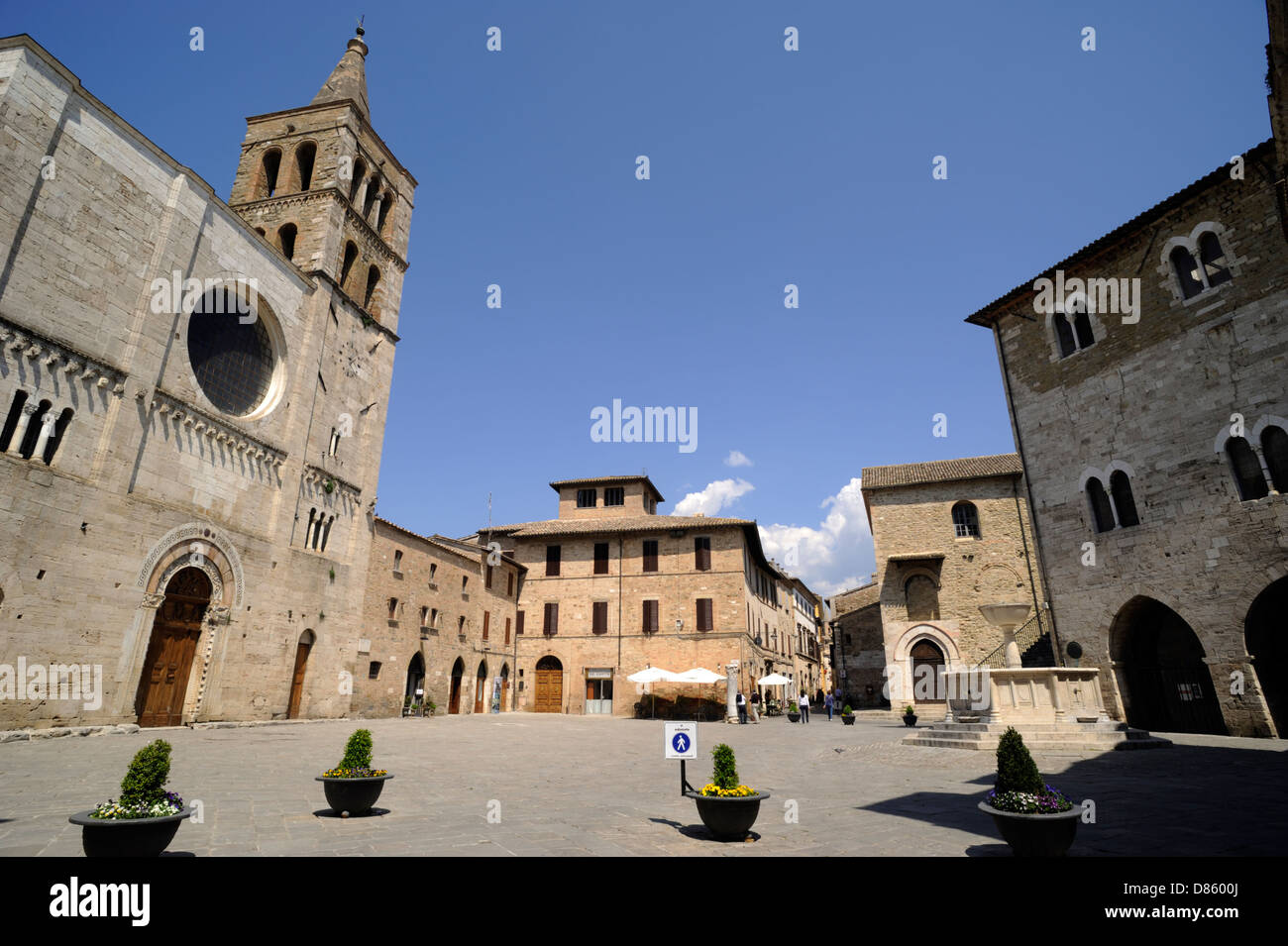 Italien, Umbrien, Bevagna, Piazza Silvestri, Kirche San Michele und Palazzo dei Consoli Stockfoto