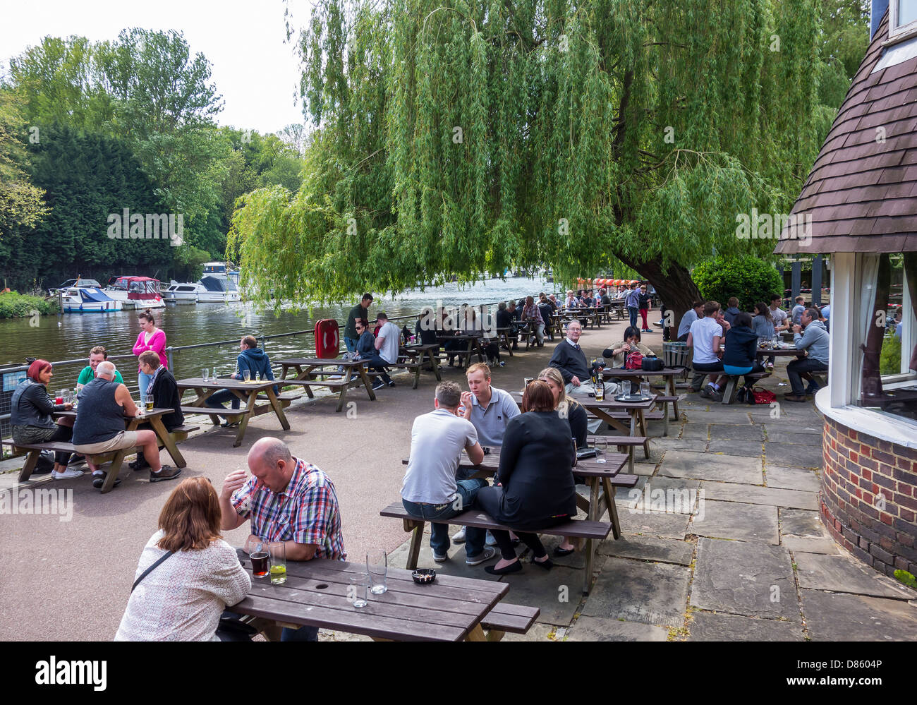 Genießen Sie einen Drink an der Malta Pub Allington Lock Fluss Medway Maidstone Kent England Stockfoto