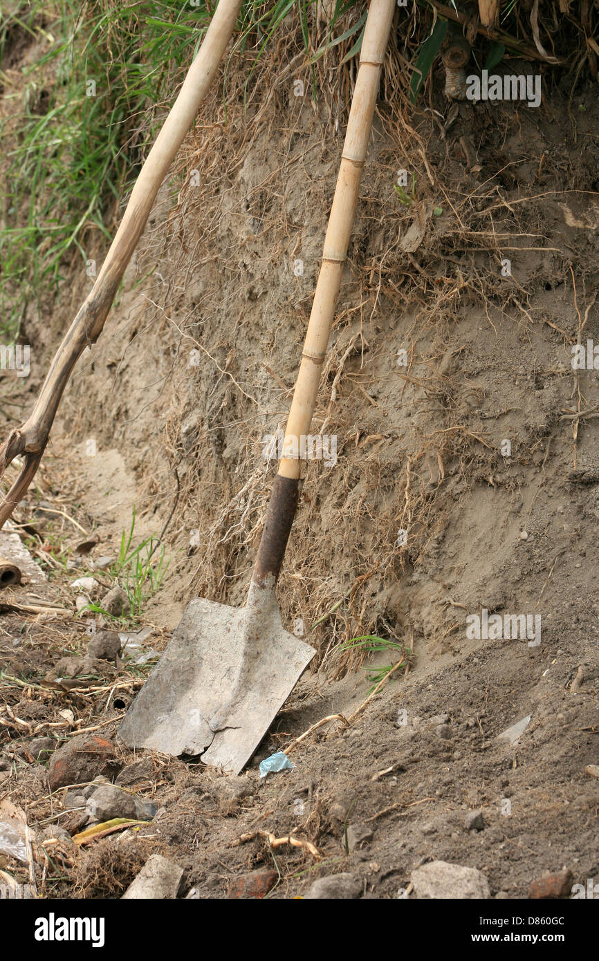 Im dreck graben -Fotos und -Bildmaterial in hoher Auflsung  Alamy