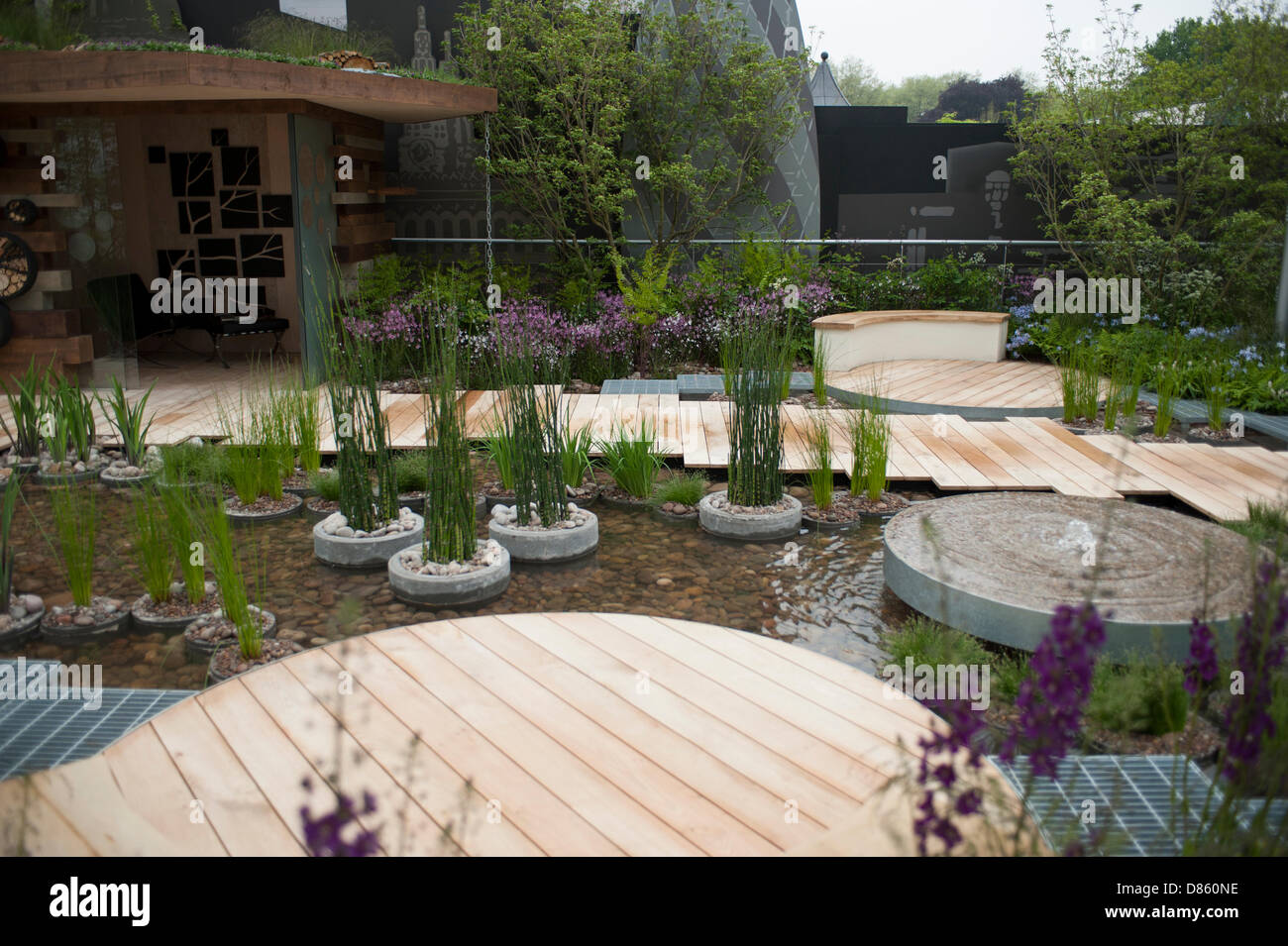 20.5.2013, London, UK. Die RBC blaue Wasser Dachgarten bei der RHS Chelsea Flower Show, mit einer Goldmedaille ausgezeichnet. Stockfoto