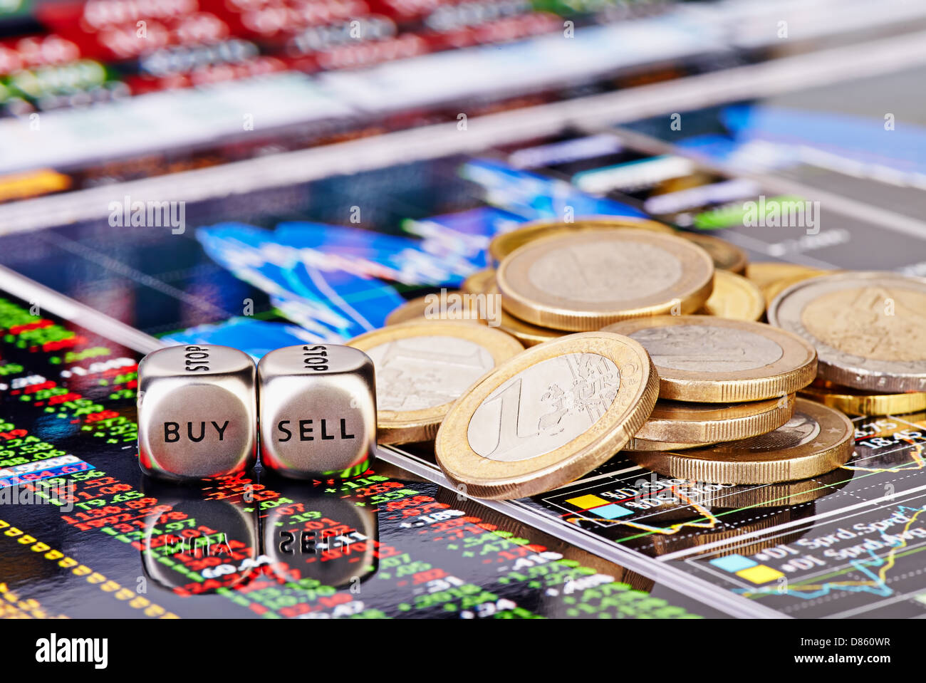 Schnetzelt Würfel mit den Worten verkaufen kaufen, ein-Euro-Münzen und eine finanzielle Grafik als Hintergrund. Selektiven Fokus Stockfoto