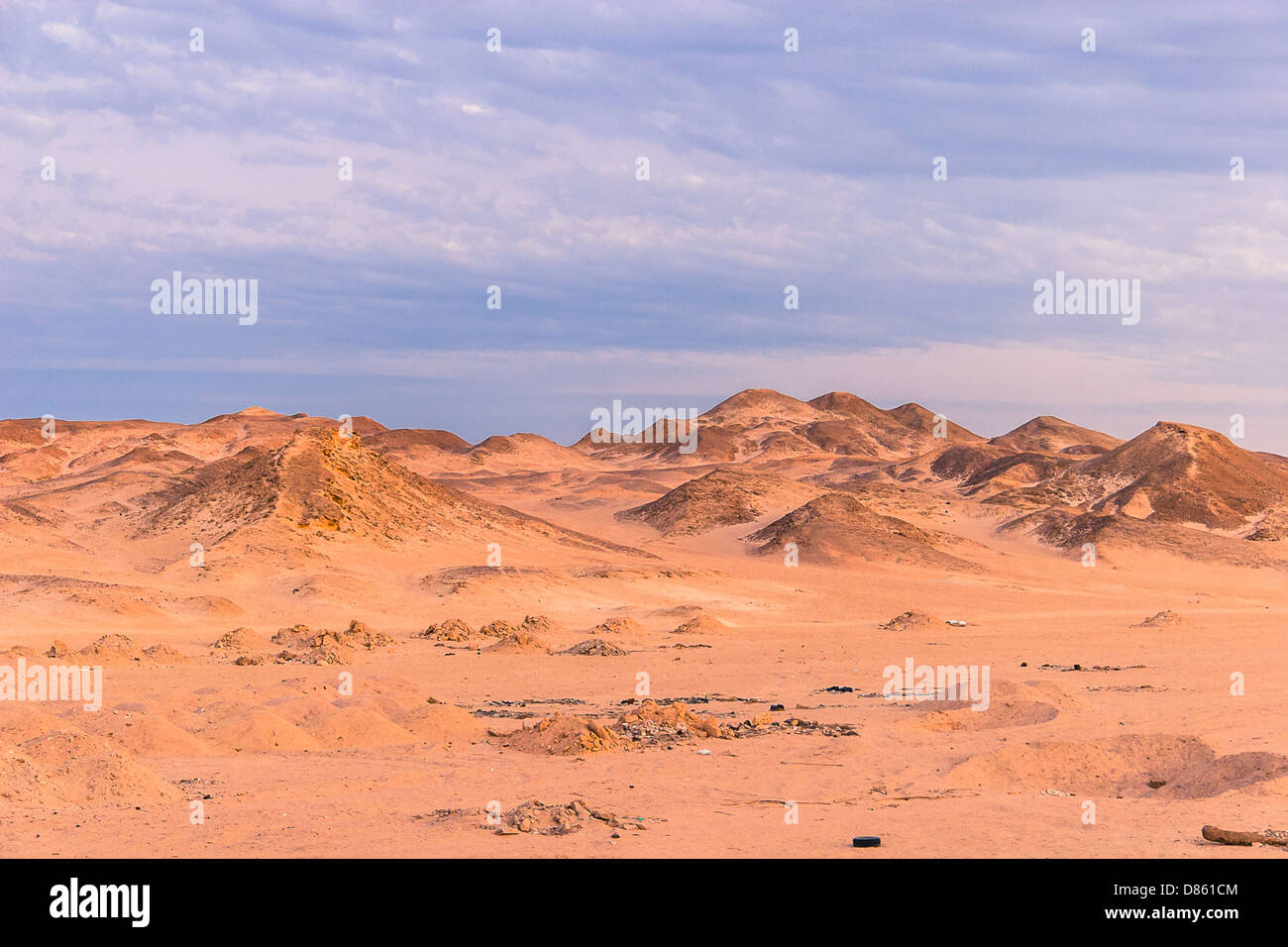 Sanddünen und Felsen, Sahara Wüste Stockfoto