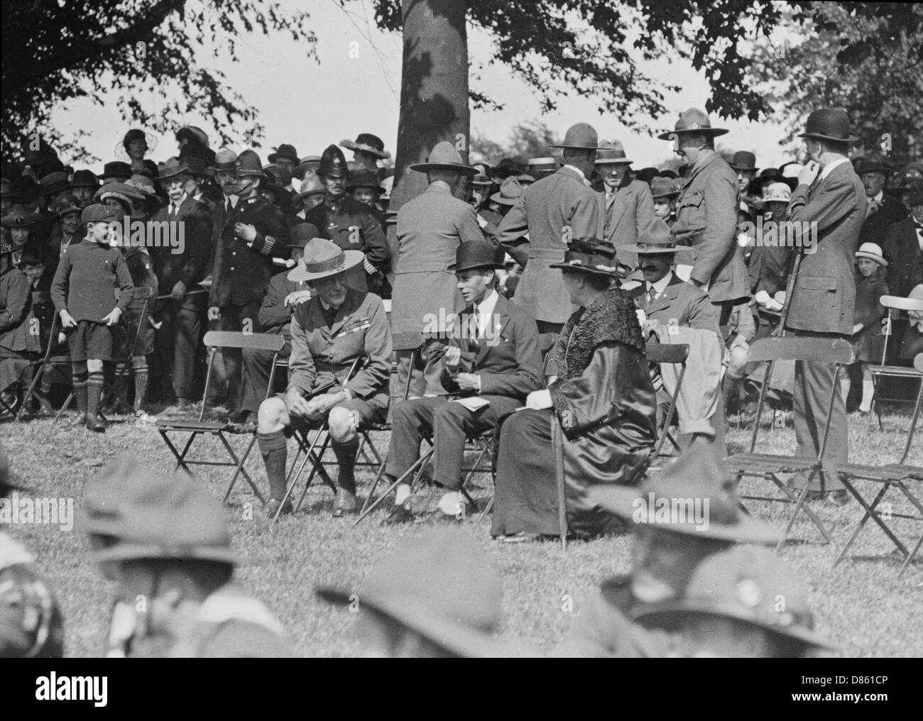 Baden-Powell und Herzog von York nehmen an Pfadfinderversammlung Teil Stockfoto