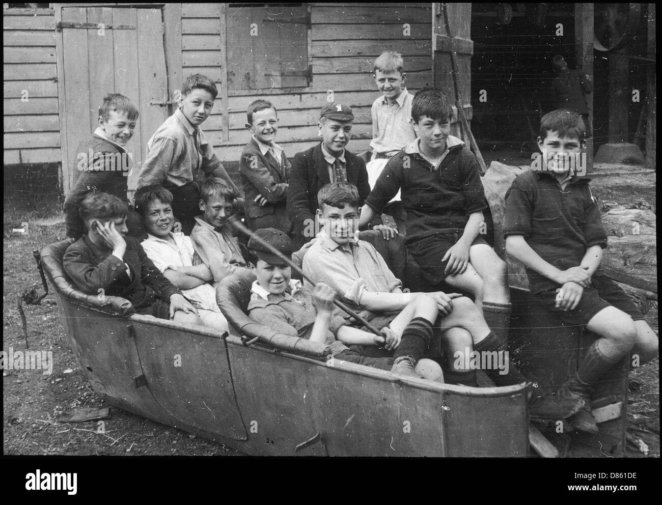 Zwölf Jungs haben Spaß in dem verfallenen Wagen 1928 Stockfoto