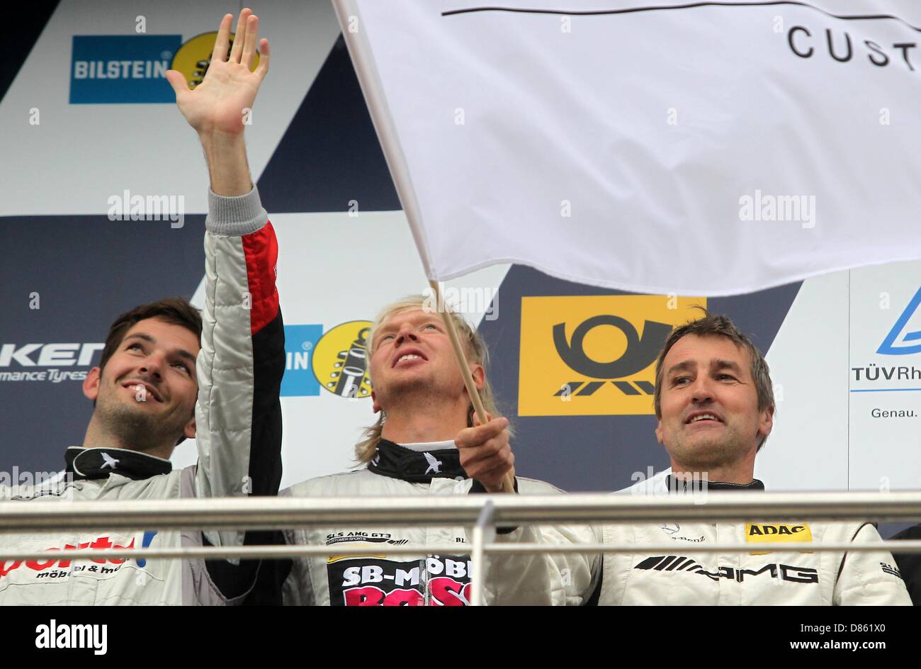 Nuerburg, Deutschland. 20. Mai 2013. Sieger des 24h Rennens, Sean Edwards (L-R), Nicky Thiim und Bernd Schneider am Nürburgring zu feiern, in der Nähe von Nuerburg, Deutschland, 20. Mai 2013. Team schwarz mit Sean Edwards, Bernd Schneider, Nicky Thiim und Jeroen Bleekemolen gewann das Rennen mit einem Mercedes SLS. Rund 180 Teams kämpften in der 24 h-Rennen. Foto: THOMAS FREY/Dpa/Alamy Live News Stockfoto