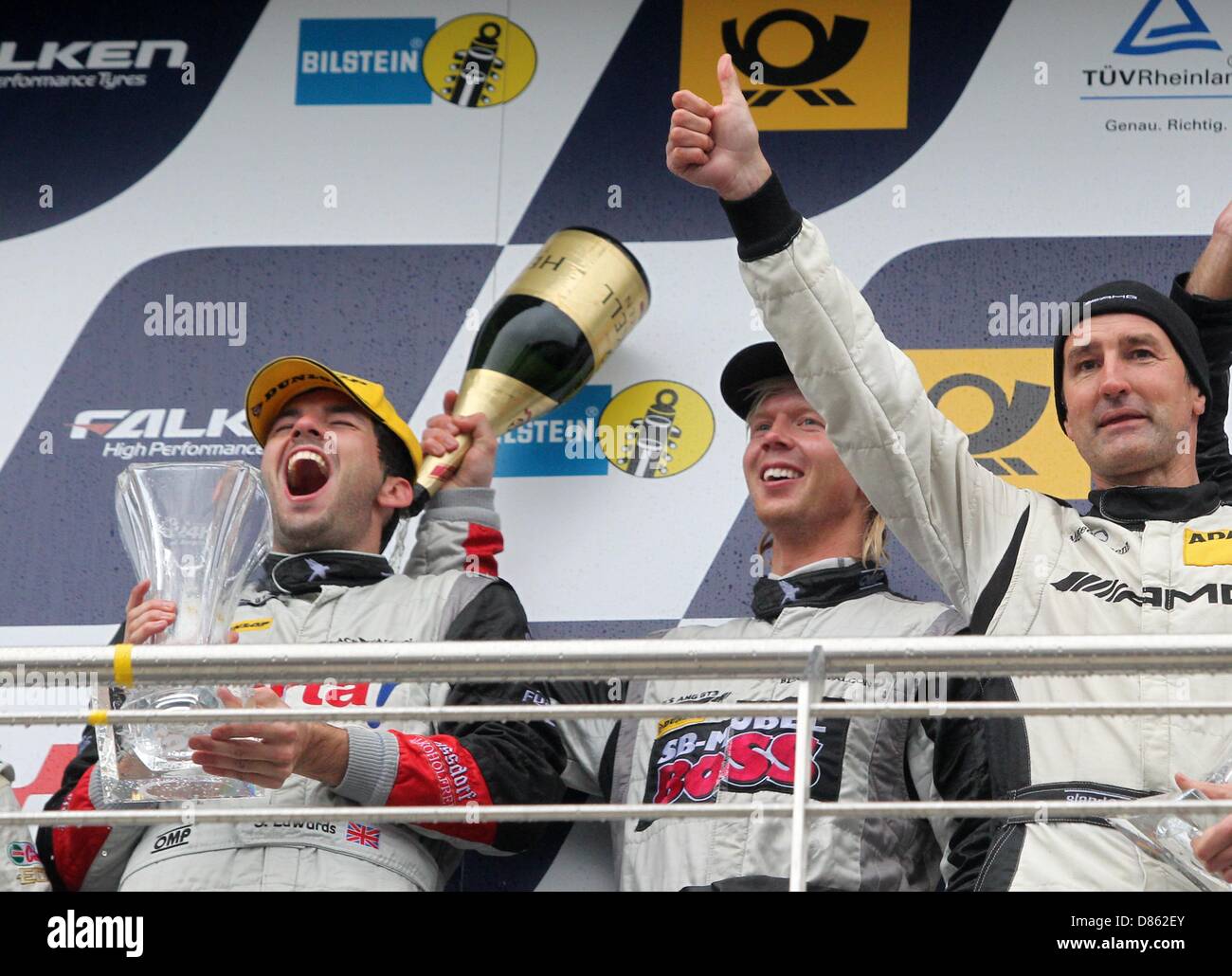 Sieger des 24h Rennens, Sean Edwards (L-R), Nicky Thiim und Bernd Schneider am Nürburgring zu feiern, in der Nähe von Nuerburg, Deutschland, 20. Mai 2013. Team schwarz mit Sean Edwards, Bernd Schneider, Nicky Thiim und Jeroen Bleekemolen gewann das Rennen mit einem Mercedes SLS. Rund 180 Teams kämpften in der 24 h-Rennen. Foto: THOMAS FREY Stockfoto