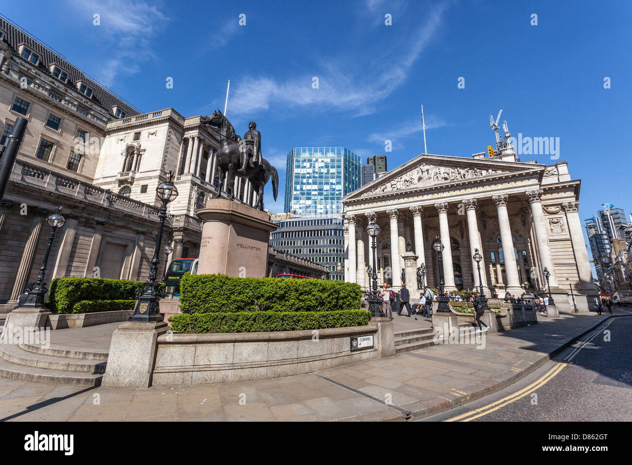 Die Royal Exchange Building und Duke Wellington Reiterstatue, London, England, UK. Stockfoto