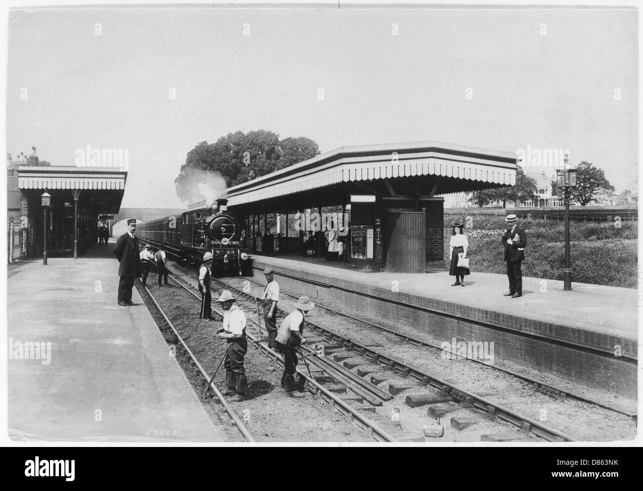 Hilfsarbeiter arbeiten bei Upminster Station Havering Stockfoto