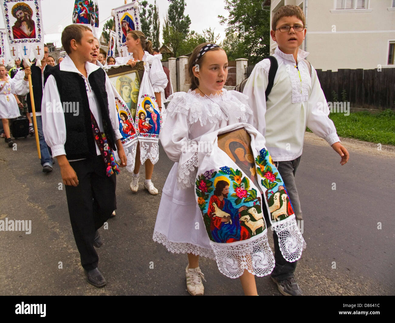 Europa, Rumänien, Maramures, Iza Tal, Rozavlea Dorf, religiöse Präzession am 15. august Stockfoto