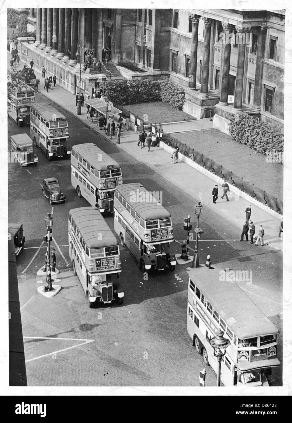 Busse am Trafalgar Square, London Stockfoto