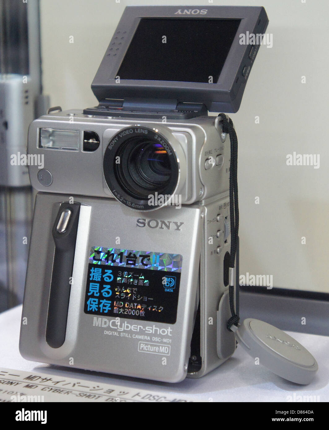 Die Sony Cybershot DSC-MD1 ist ein kompaktes Digitalkameramodell von 2011. Diese Kamera ist für ihre Mobilität und Bildqualität bekannt und verfügt über einen kleinen Formfaktor, der sie zu einer beliebten Wahl für Gelegenheitsfotografen macht. Es verfügt über eine Vielzahl von Einstellungen für einfaches Fotografieren unterwegs und ist perfekt für den täglichen Gebrauch. Stockfoto