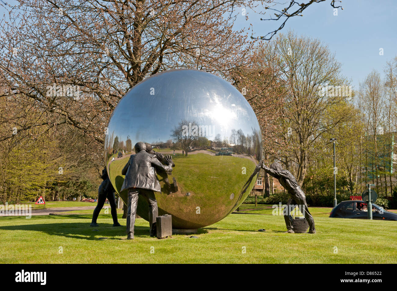 Ein Stück von Kunst im öffentlichen Raum mit dem Titel "Eines anderen Ballspiel" von Kevin Atherton an der Kings Hill-Entwicklung in Kent, UK Stockfoto