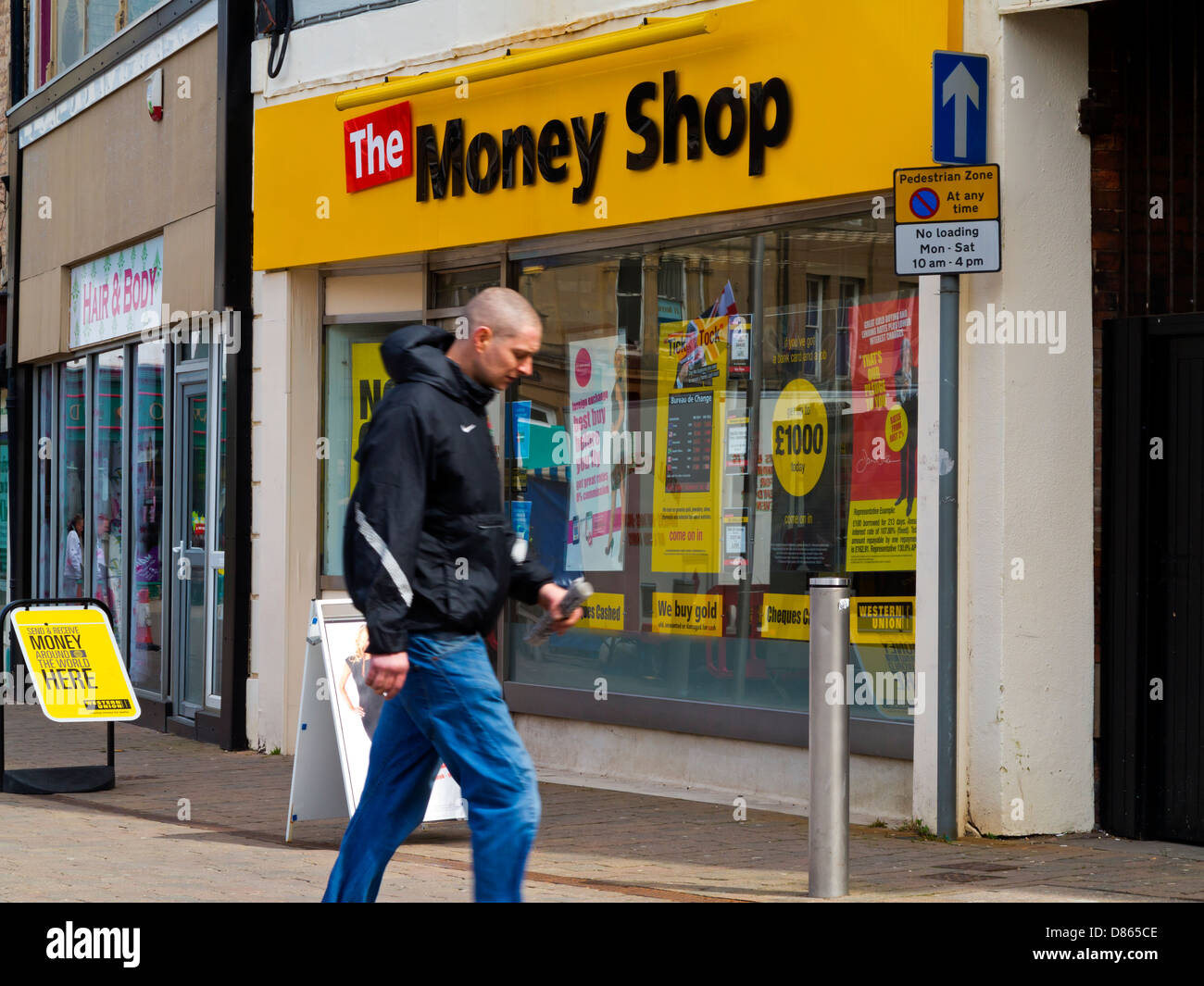 Mann zu Fuß vorbei an Mansfield Zweig der Geld Shop Hautpstraße Geldverleiher laden hohe Zinssätze für kurzfristige Kredite Stockfoto