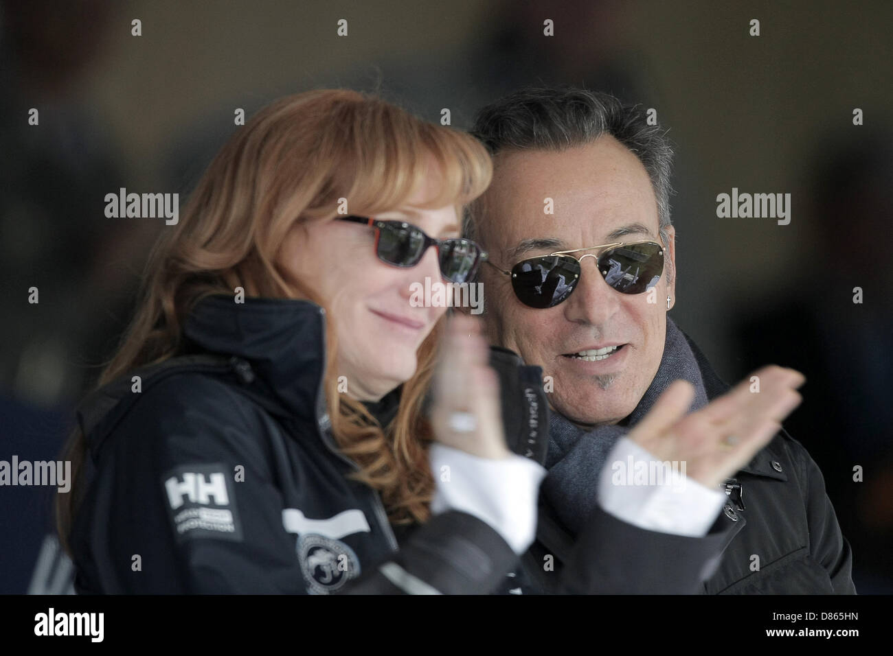 Musikern Patti Scialfa und Bruce Springsteen applaudieren ihre Tochter bei einem Reitturnier in Wiesbaden, Deutschland, 20. Mai 2013. Die Wiesbaden zu reiten und fahren Club (WRFC) organisiert ein jährliches Reitturnier im Schlosspark in Wiesbaden-Biebrich. Foto: FREDRIK VON ERICHSEN Stockfoto