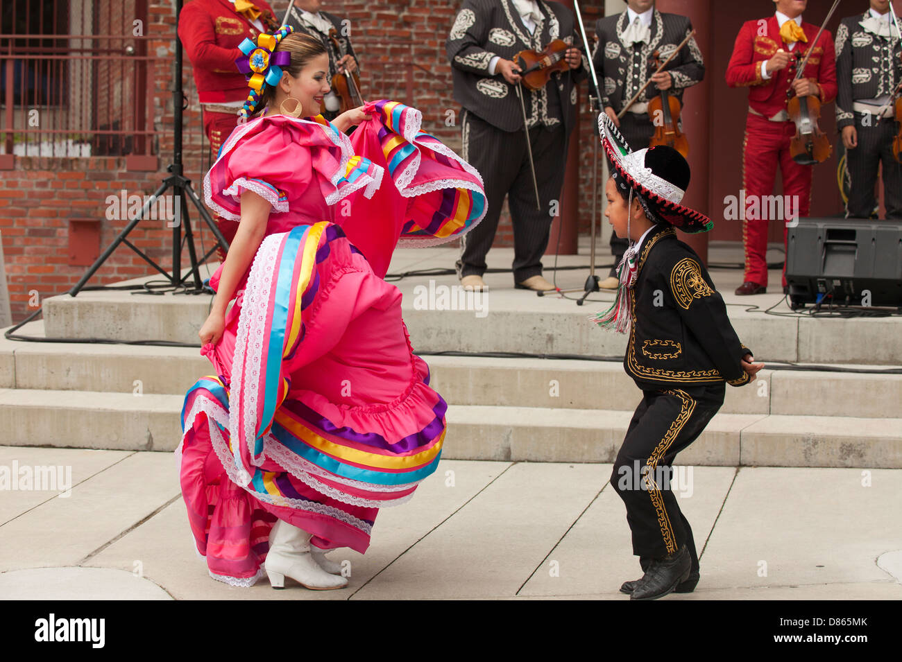Mexikanische Mariachi Tänzer und Sänger im Centennial Square in Afrika Fest-Victoria, British Columbia, Kanada. Stockfoto